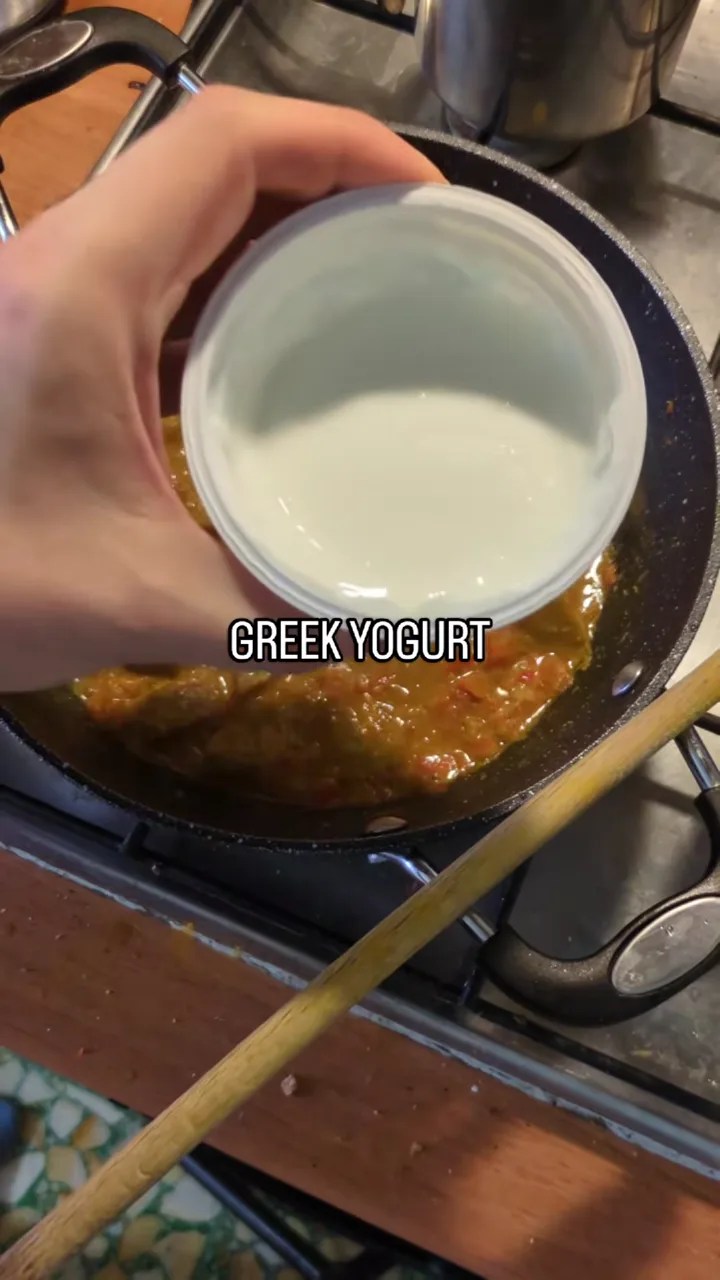 Pezzi di seitan cuociono con peperone e spezie