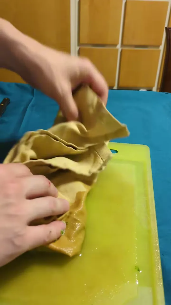Il cetriolo grattugiato viene strizzato dentro un panno