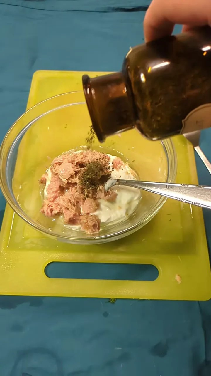 Lo yogurt greco viene aggiunto a cetriolo e tonno