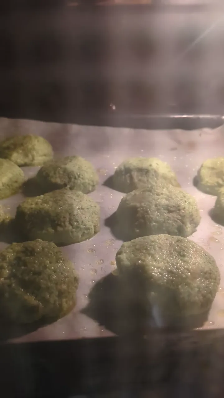 Polpettine di falafel disposte su una teglia
