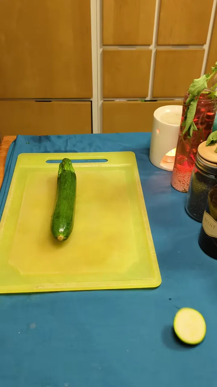 Una zucchina tagliata a fettine molto sottili