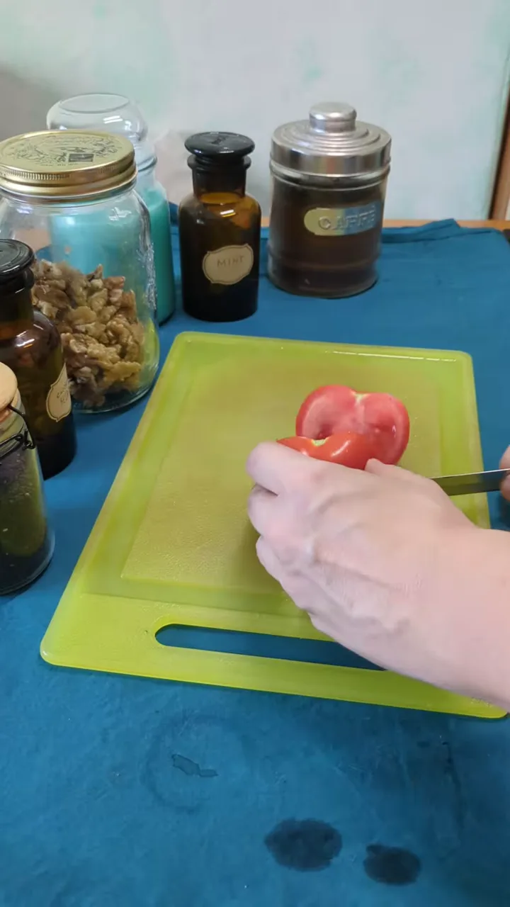 Pomodori tagliati a cubetti su un tagliere